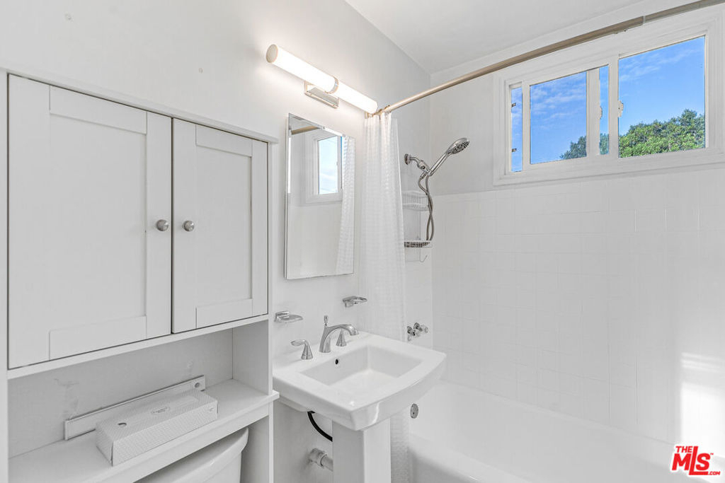 1352 Ocean Park Boulevard - Photo 9