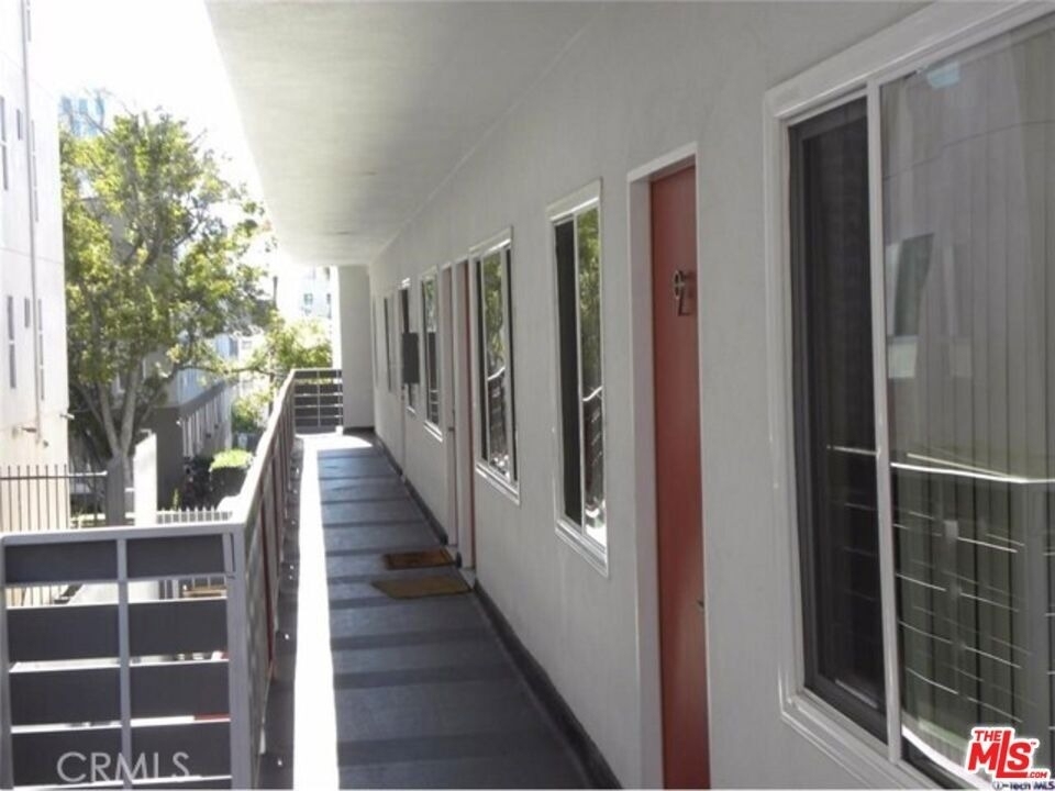 5831 Carlton Way - Photo 4