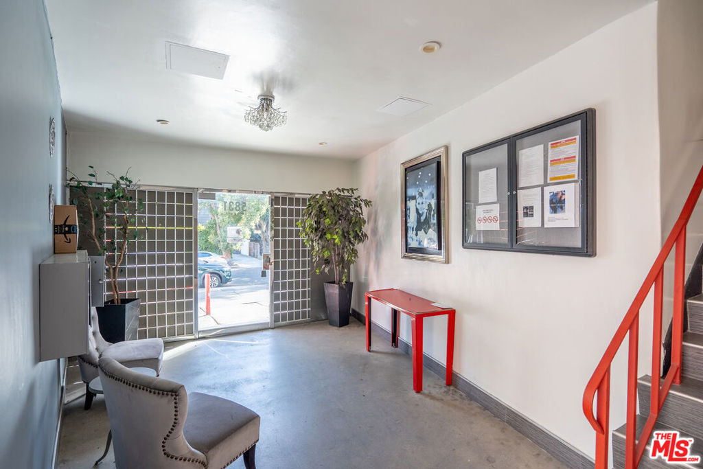 5831 Carlton Way - Photo 3