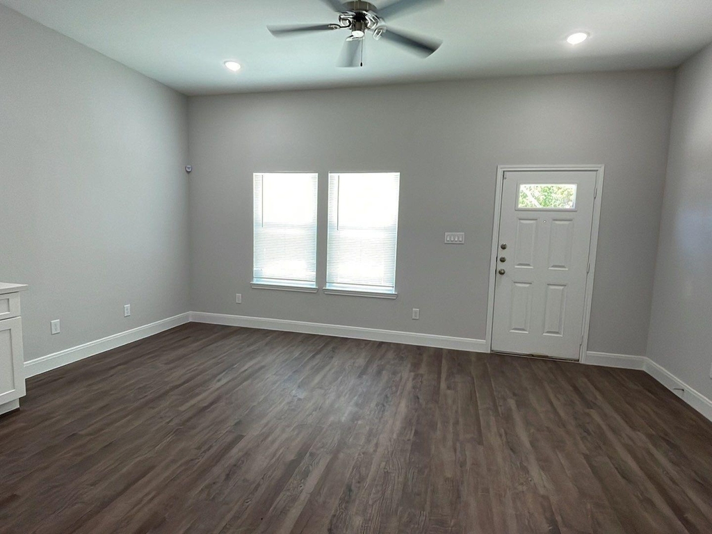 832 Elkhart Street - Photo 4