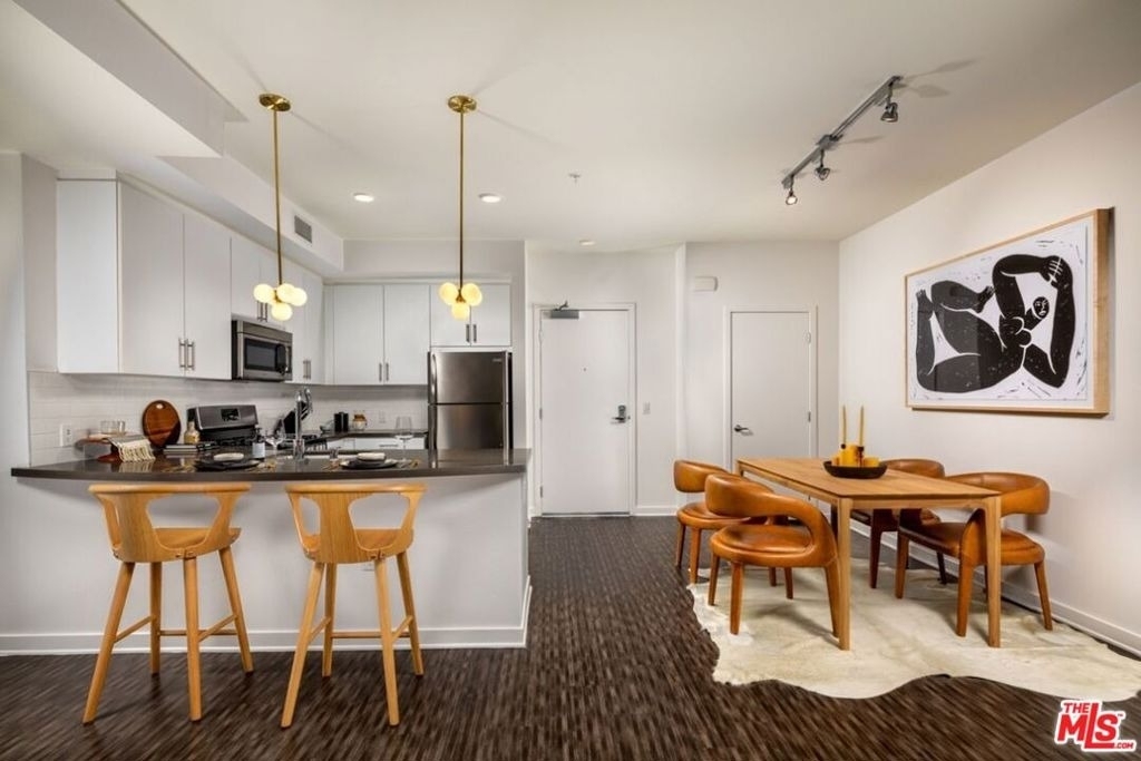 1120 W 6th Street - Photo 2