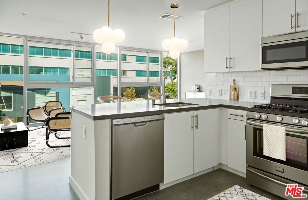 1120 W 6th Street - Photo 11