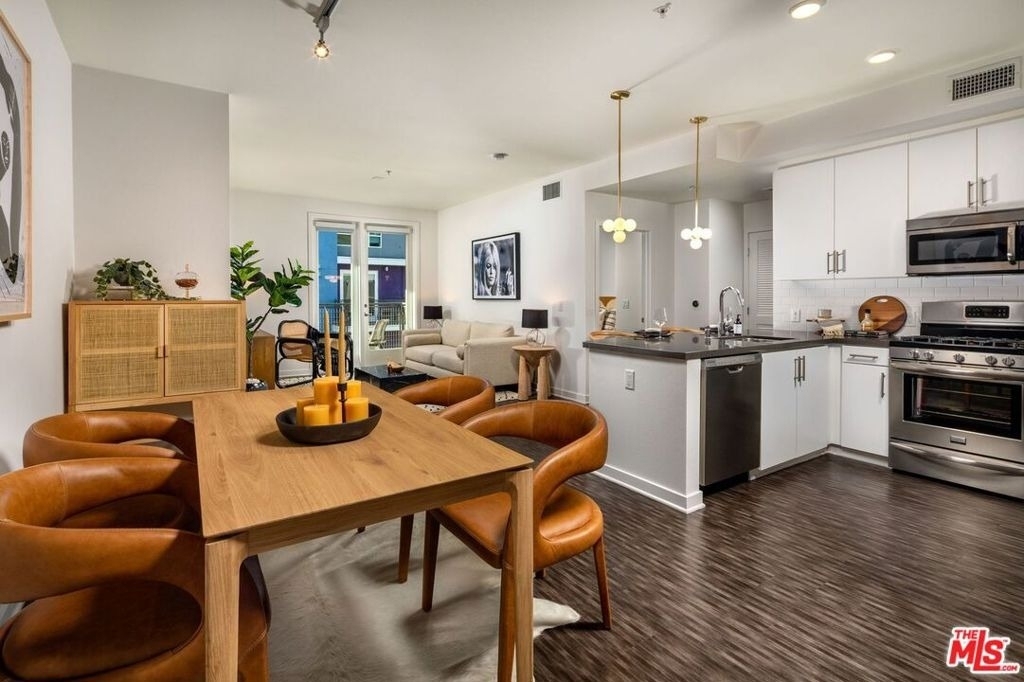 1120 W 6th Street - Photo 5