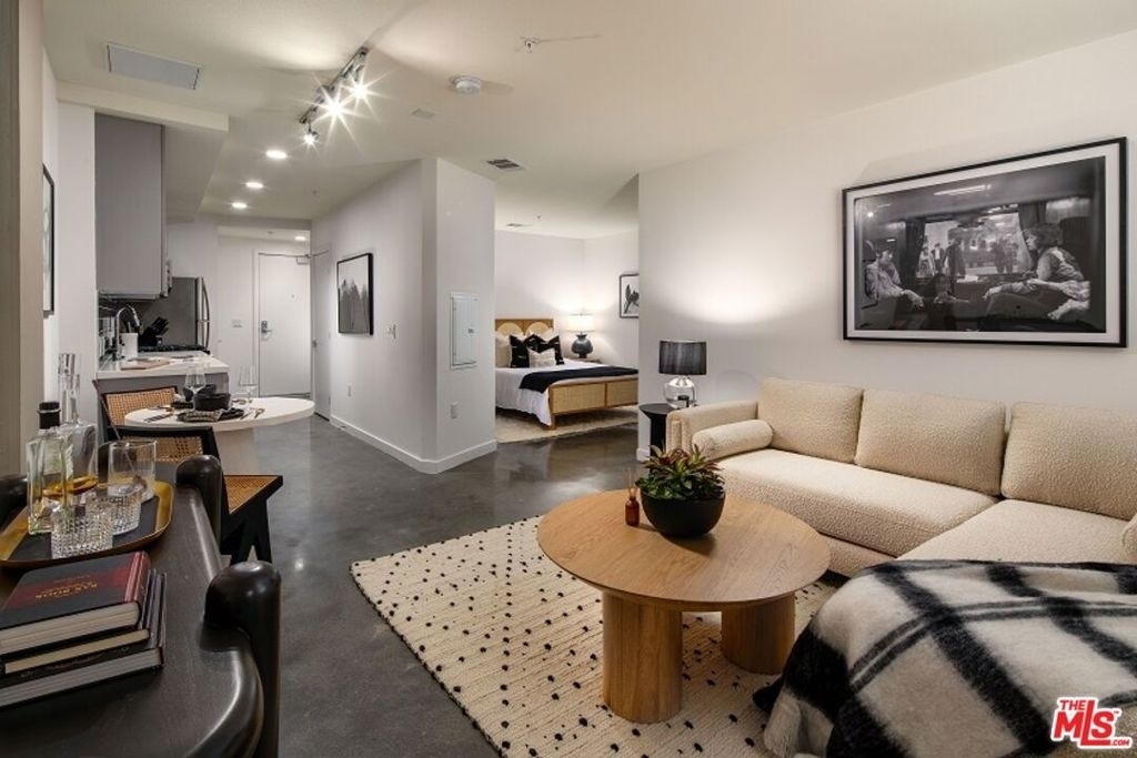 1120 W 6th Street - Photo 4