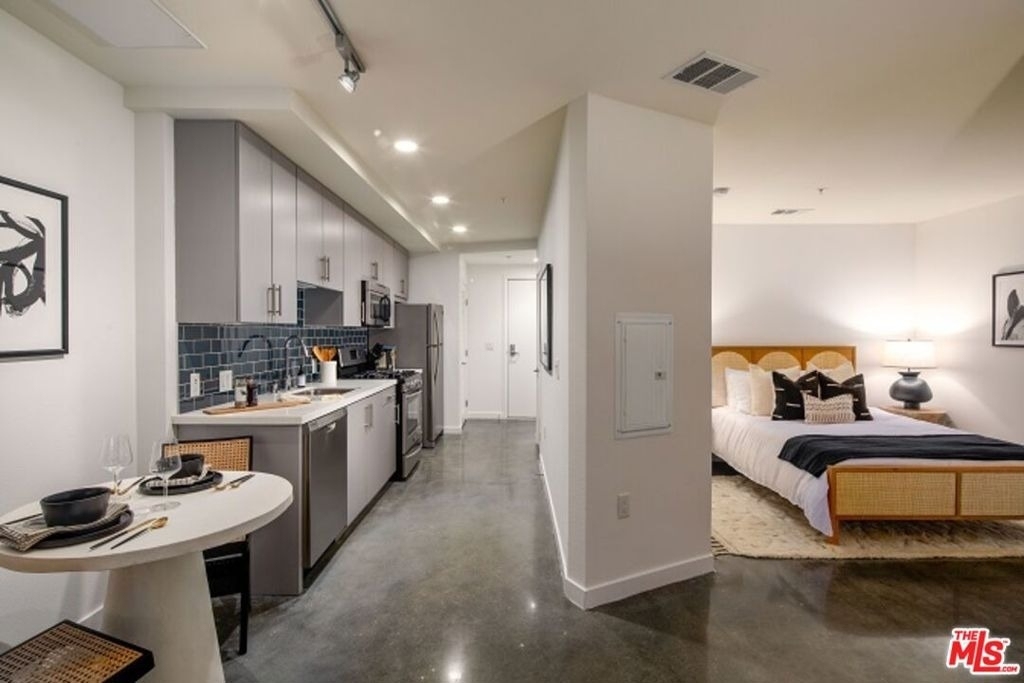 1120 W 6th Street - Photo 5