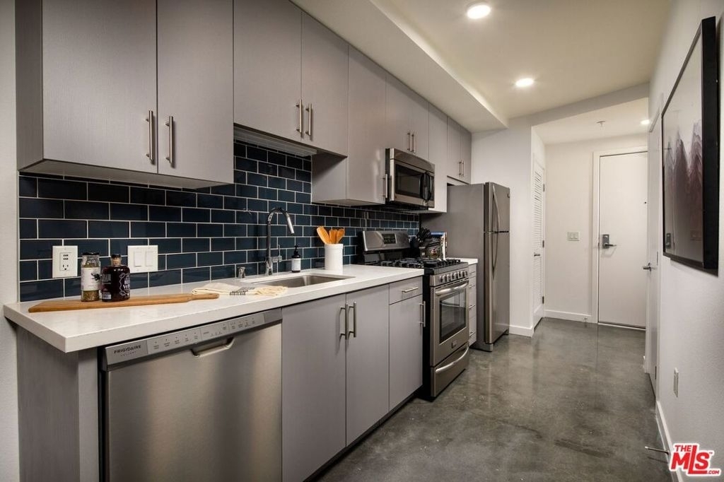 1120 W 6th Street - Photo 6