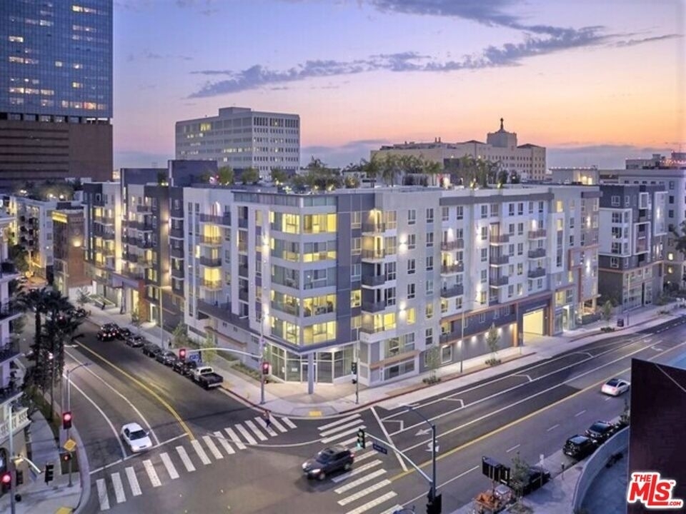 1120 W 6th Street - Photo 0