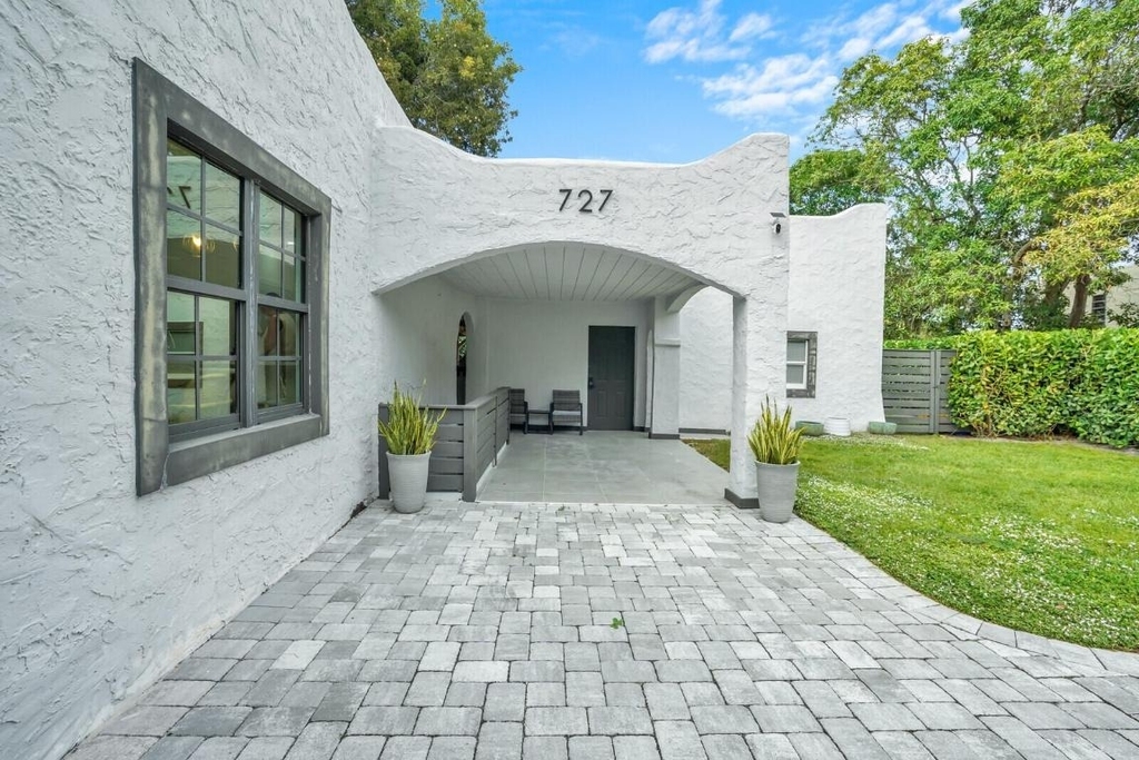 727 S Fernwood Drive S - Photo 2