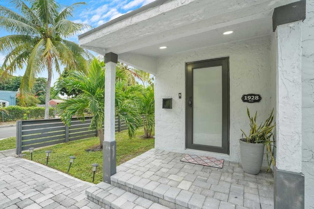 727 S Fernwood Drive S - Photo 1