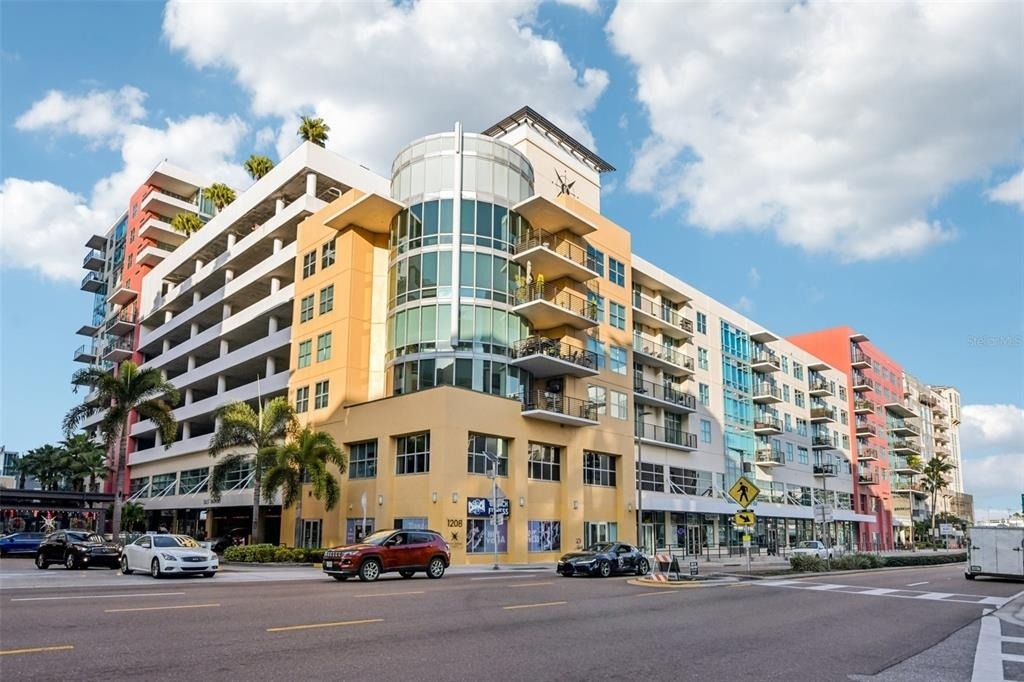 1208 E Kennedy Boulevard - Photo 1