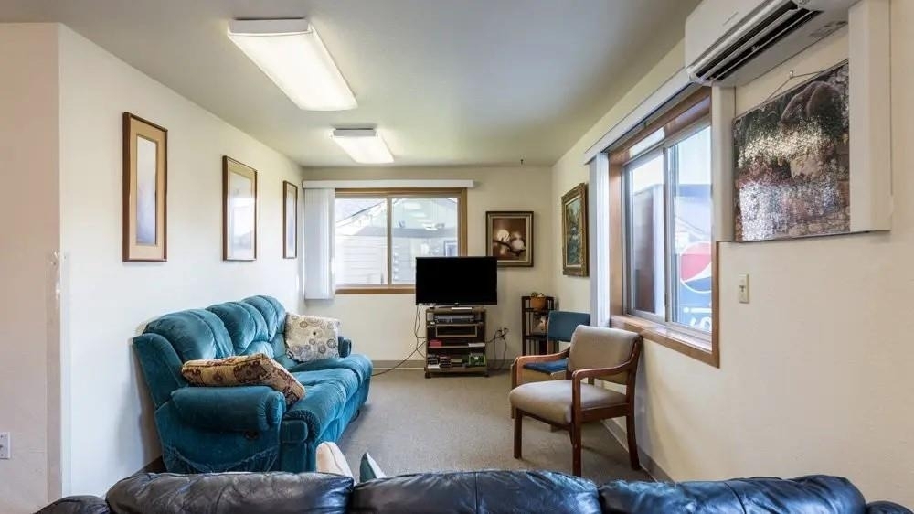220 Holiday Ln - Photo 4