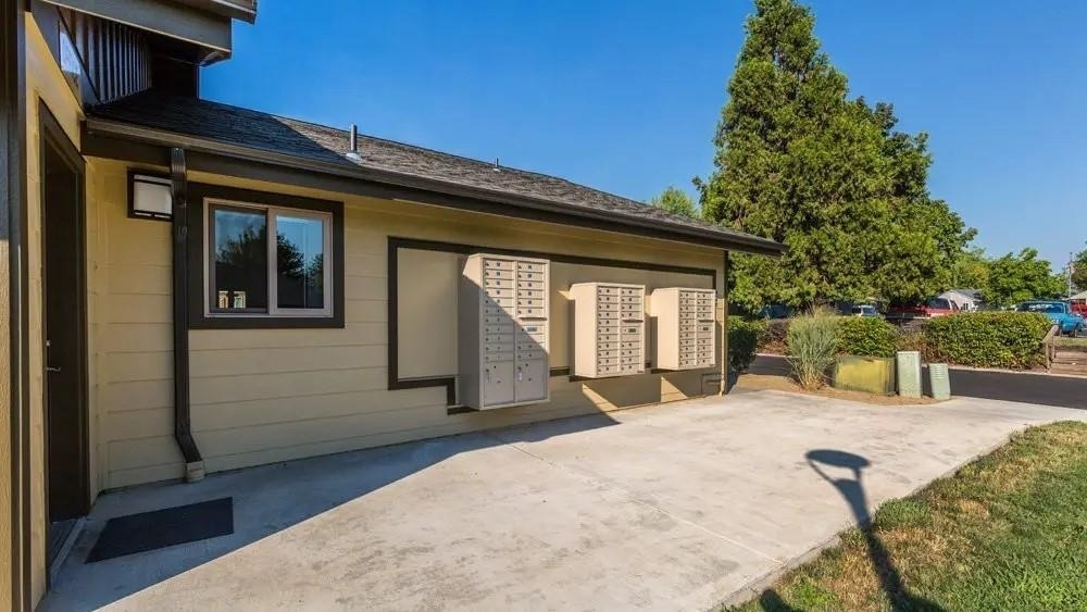 220 Holiday Ln - Photo 2