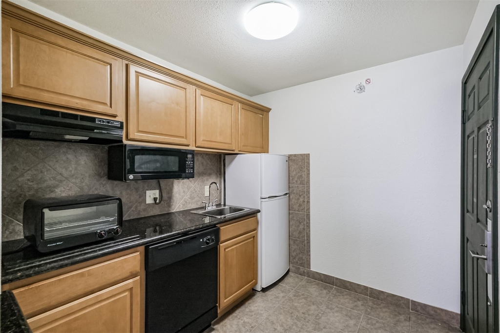 1025 Swanson Street - Photo 9