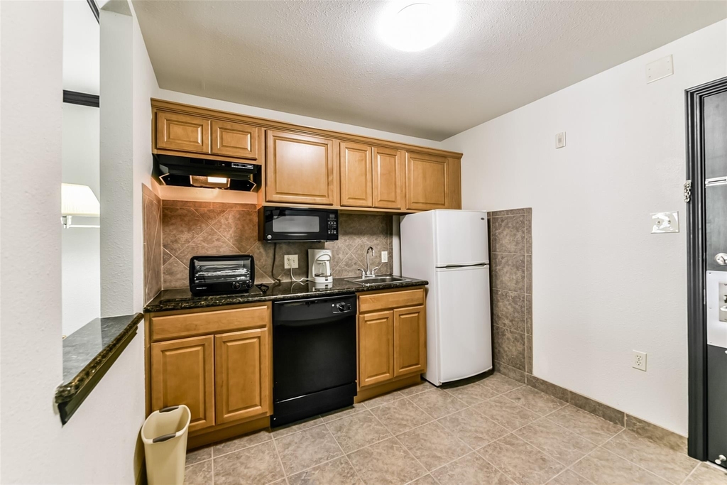 1025 Swanson Street - Photo 5