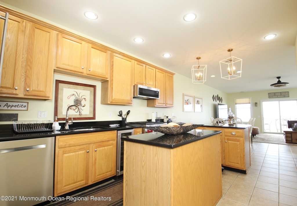221 Beachfront - Photo 4