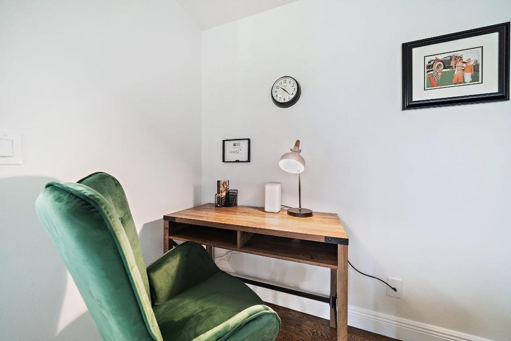 1342 Essex Drive - Photo 4