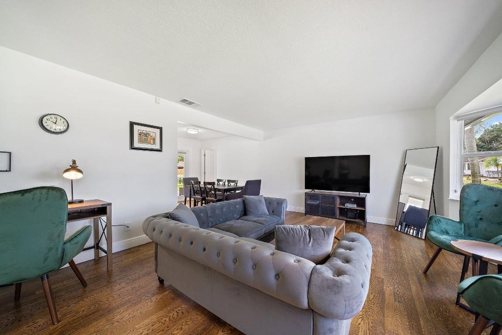 1342 Essex Drive - Photo 3
