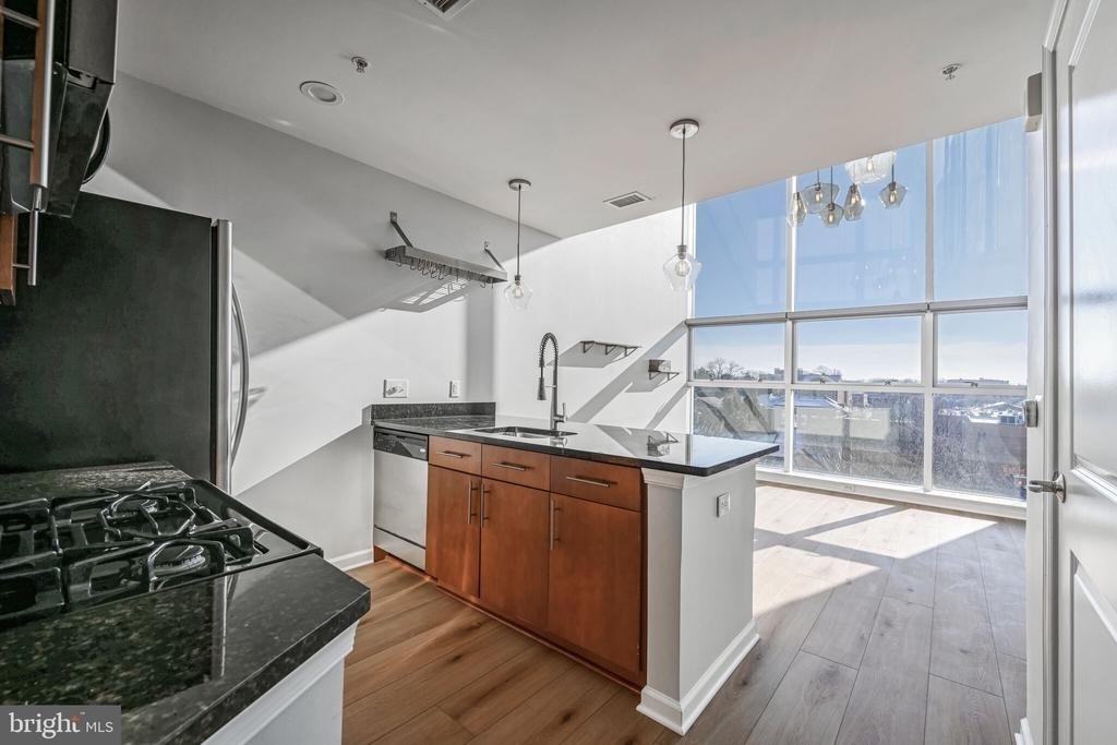 444 W Broad Street - Photo 0