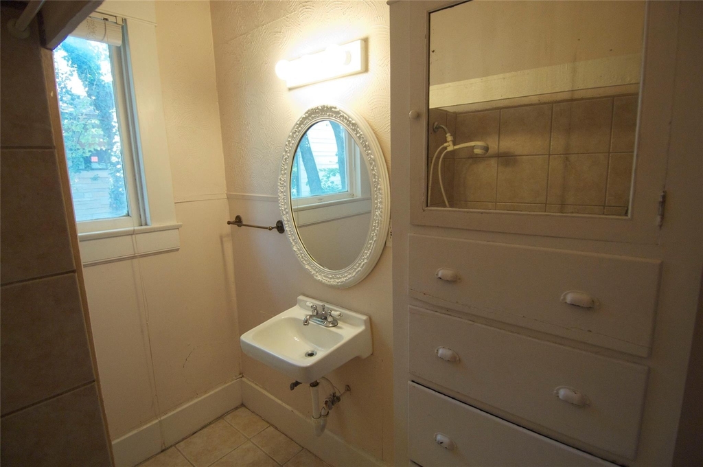 1107 W 22nd St - Photo 8
