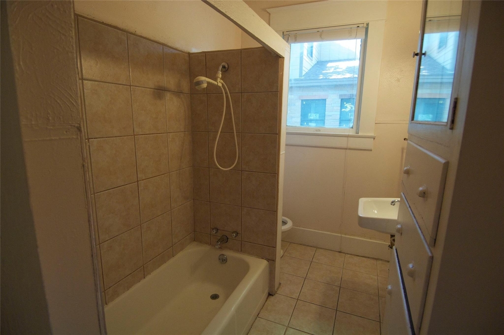 1107 W 22nd St - Photo 7