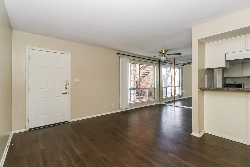 500 E Riverside Dr - Photo 4