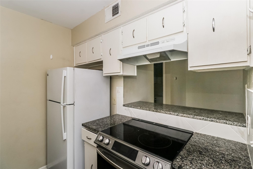 500 E Riverside Dr - Photo 8