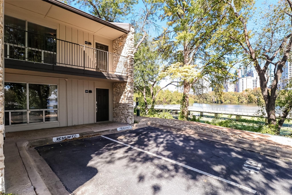 500 E Riverside Dr - Photo 1