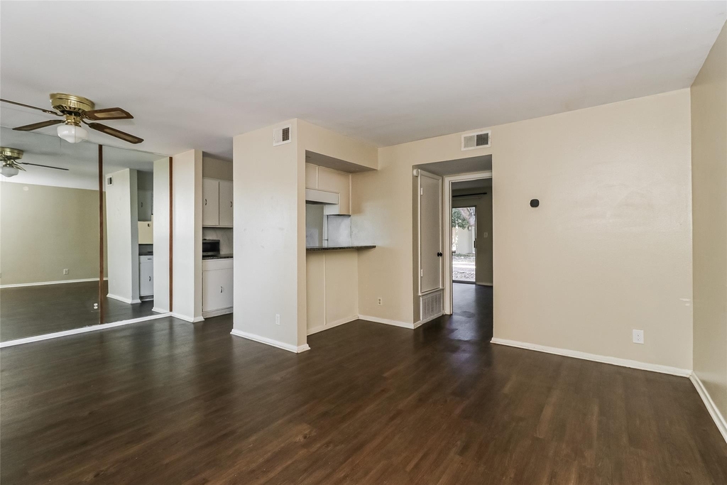 500 E Riverside Dr - Photo 2