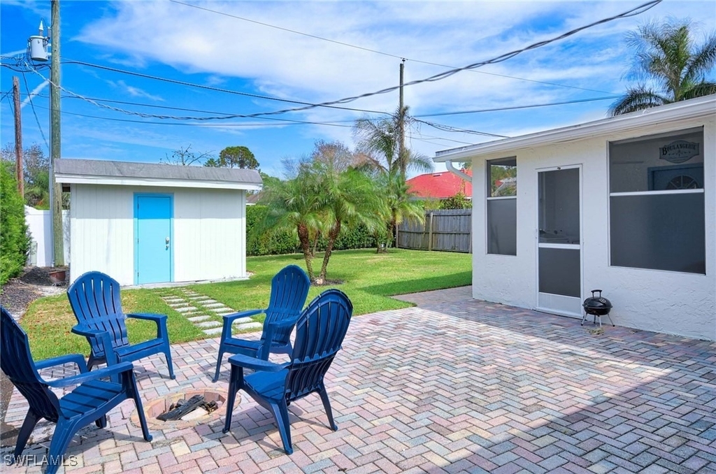 827 100th Avenue N - Photo 4