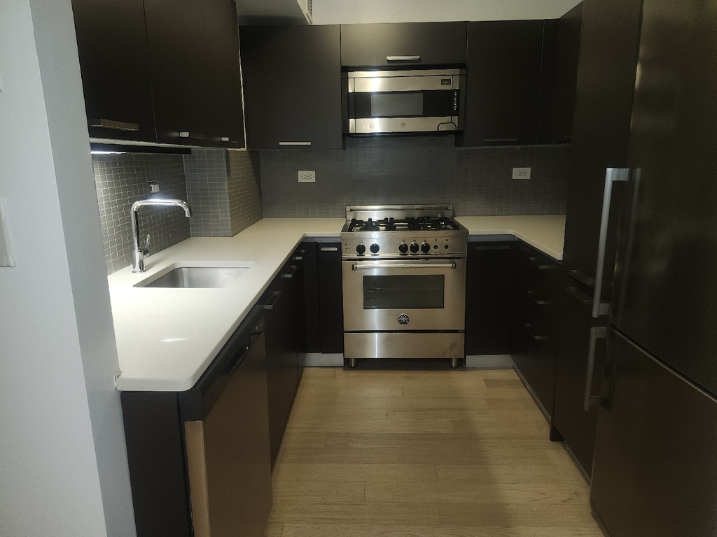 East 39th Street - Photo 0