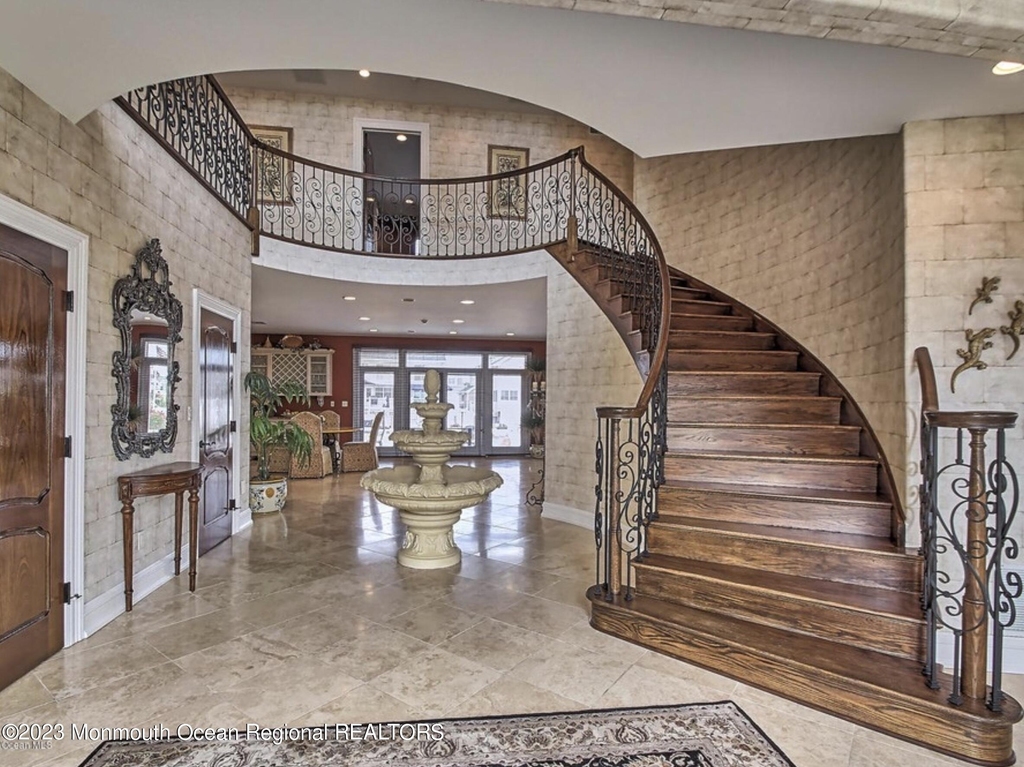 220 Pointe Drive - Photo 4