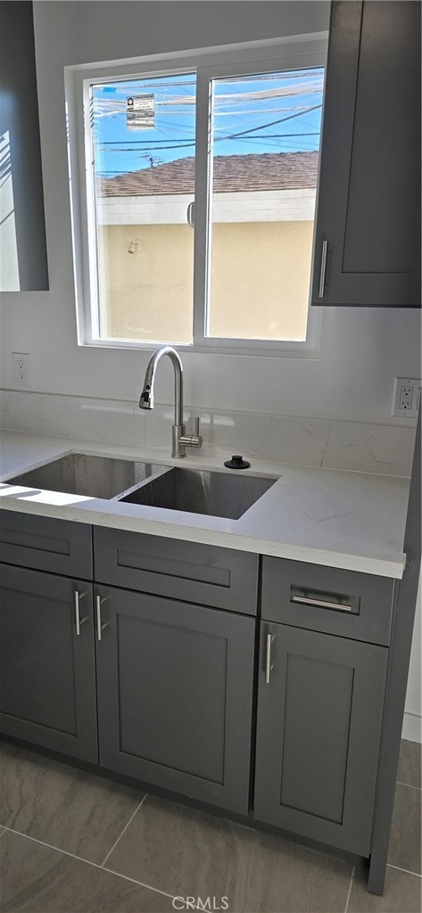 1428 E 54th - Photo 2