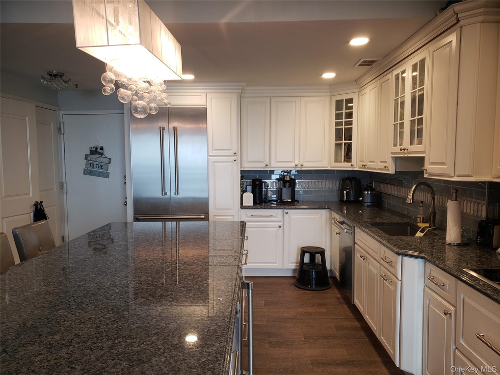 100 W Broadway - Photo 12