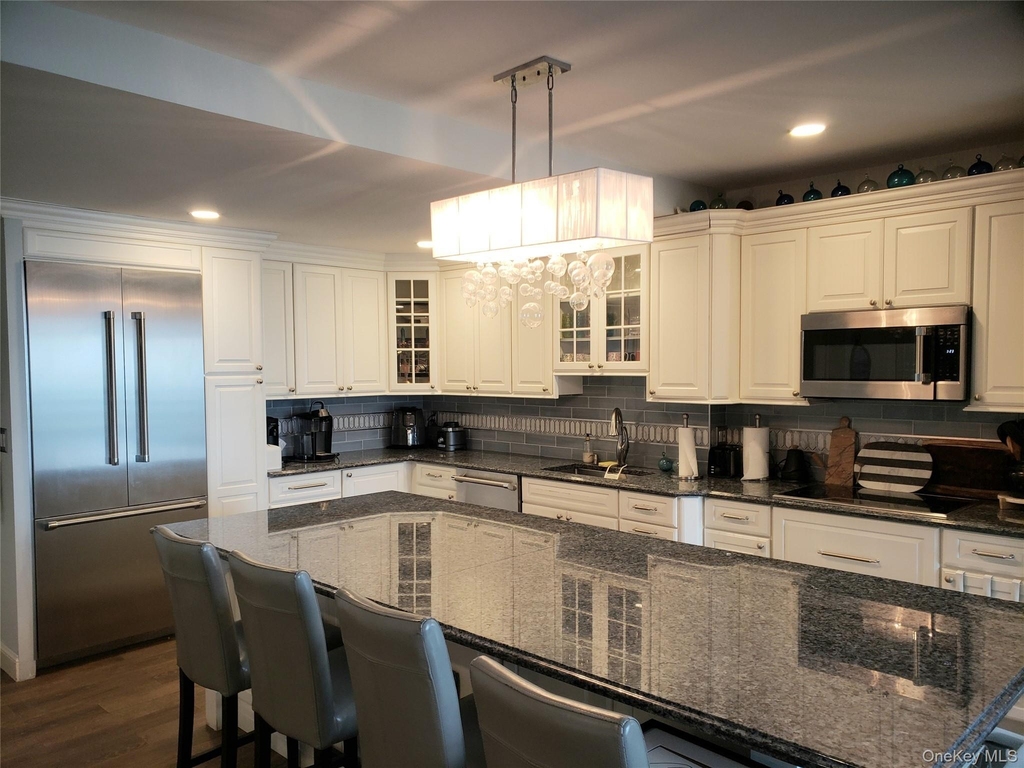 100 W Broadway - Photo 13
