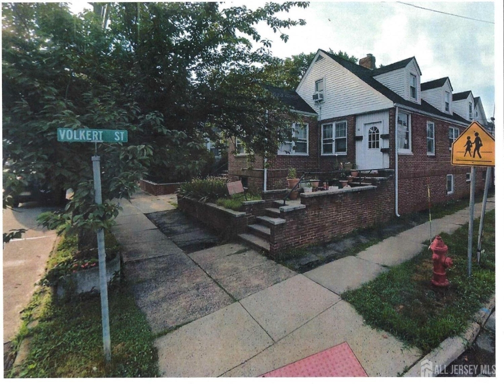 82 Woodbridge Avenue - Photo 0