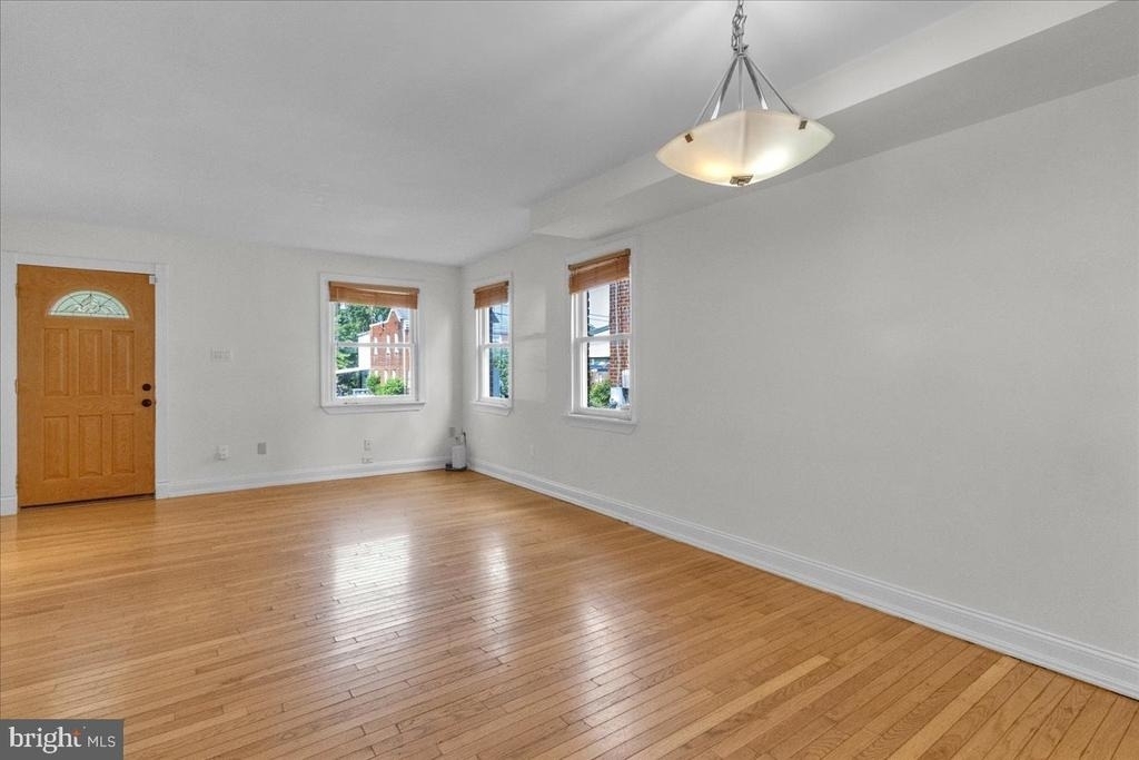 1193 46th Place Se - Photo 5