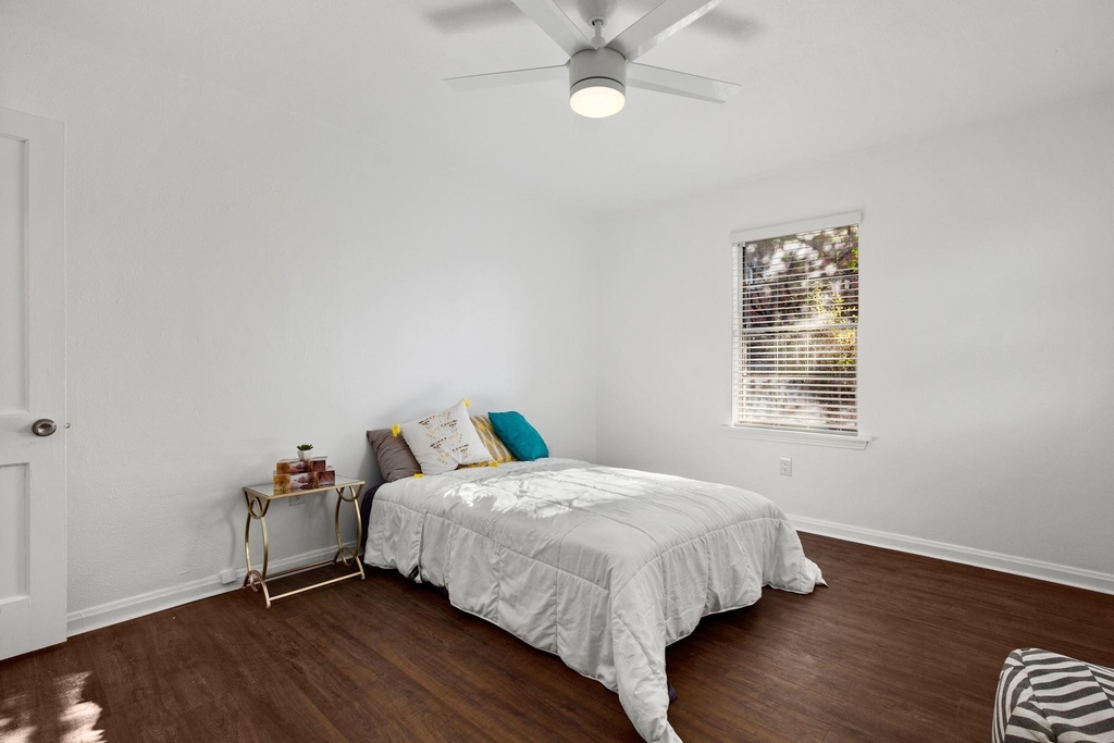 301 E 33rd St - Photo 6