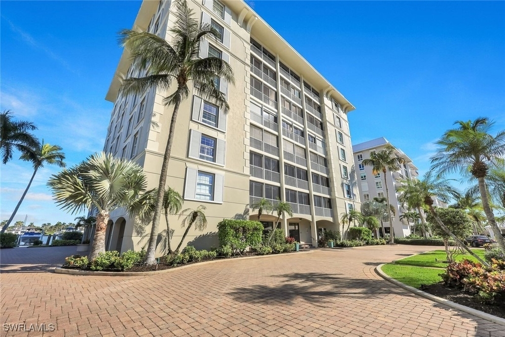 2750 Gulf Shore Boulevard N - Photo 18