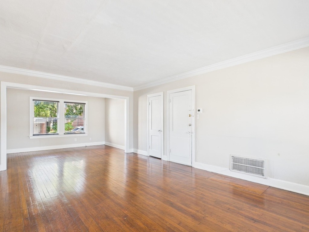 1920 Richmond Avenue - Photo 2