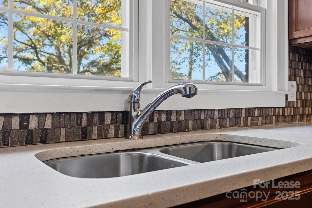 807 N Morris Street - Photo 9