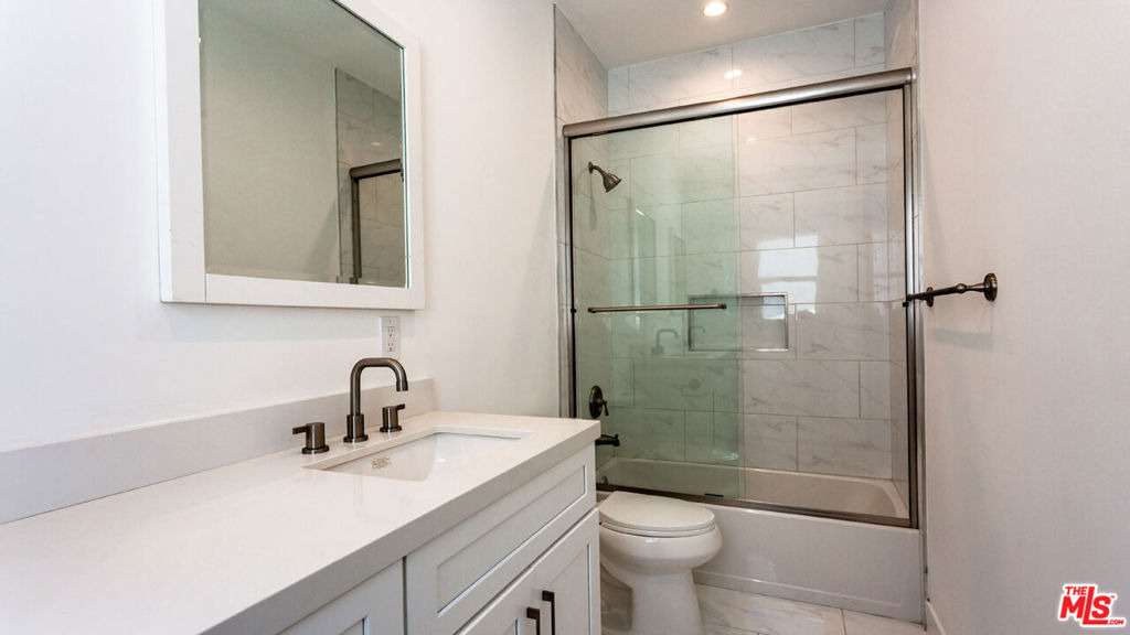 3946 S. Budlong Avenue - Photo 3