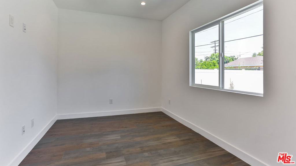 3946 S. Budlong Avenue - Photo 17