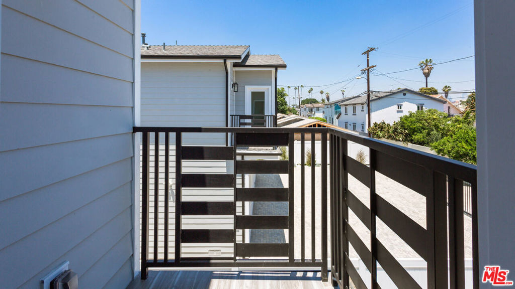 3946 S. Budlong Avenue - Photo 4