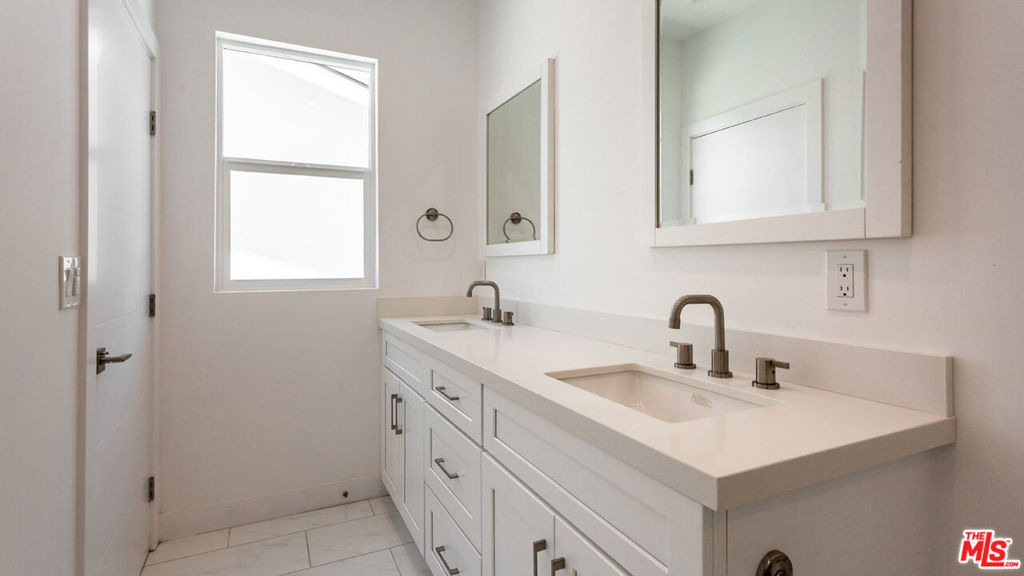 3946 S. Budlong Avenue - Photo 29