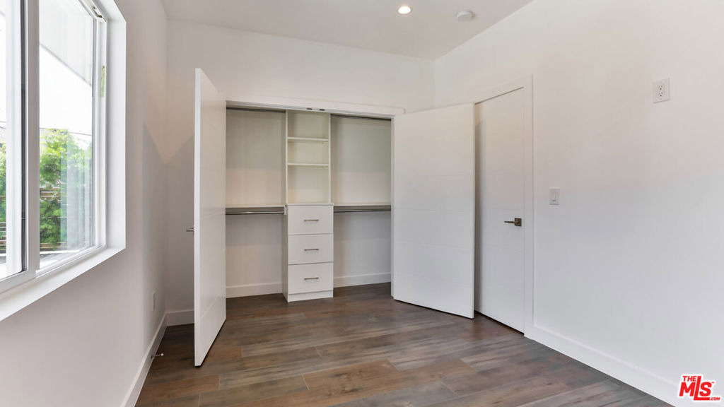 3946 S. Budlong Avenue - Photo 31