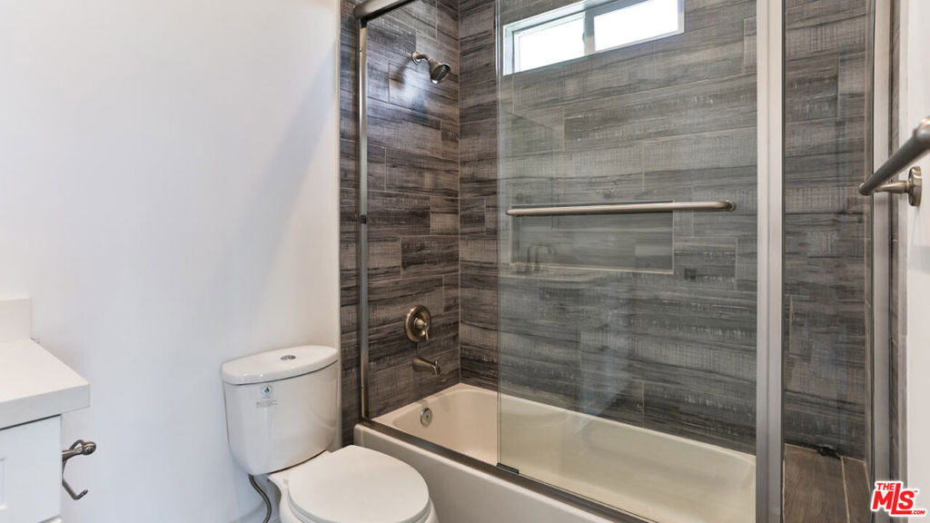 3946 S. Budlong Avenue - Photo 2