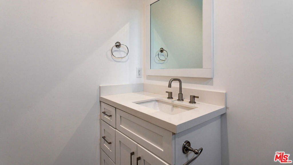 3946 S. Budlong Avenue - Photo 25