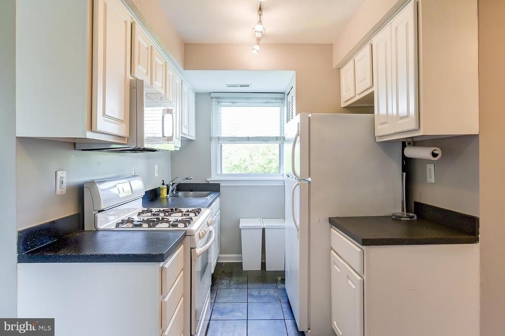 1627 Massachusetts Avenue Se - Photo 9