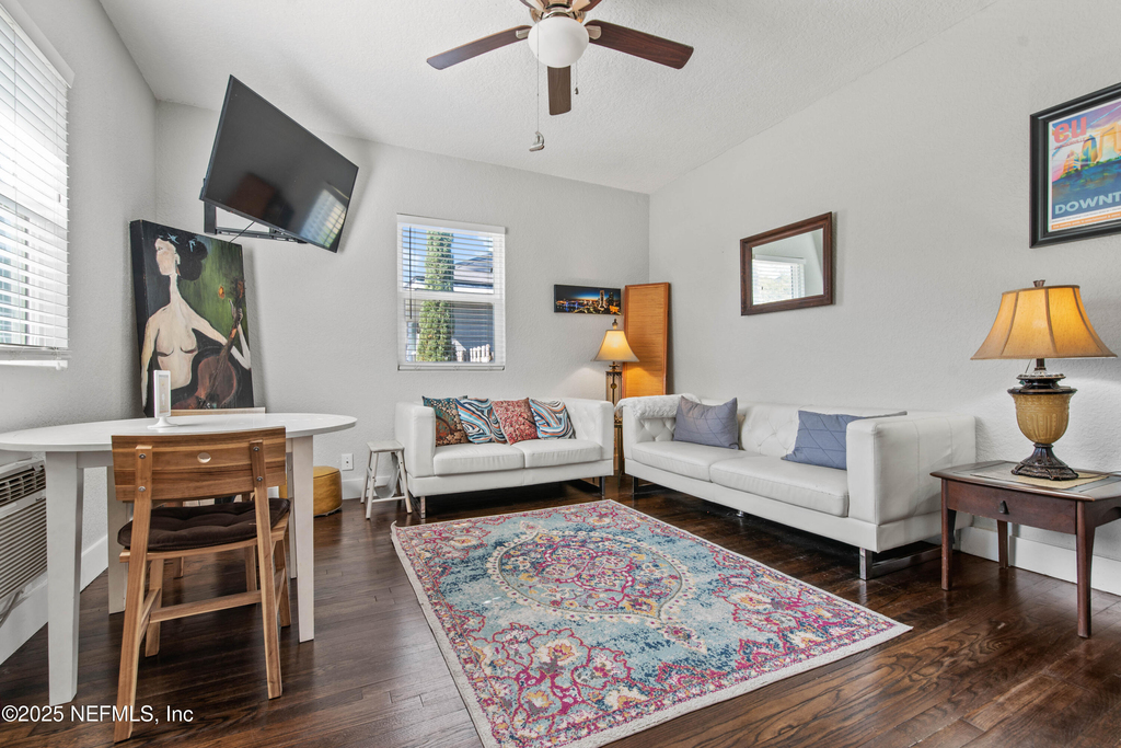 909 Cedar Street - Photo 4