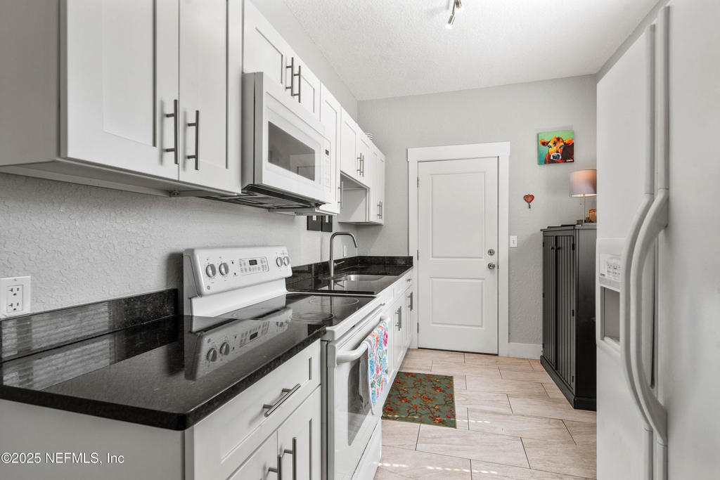 909 Cedar Street - Photo 2